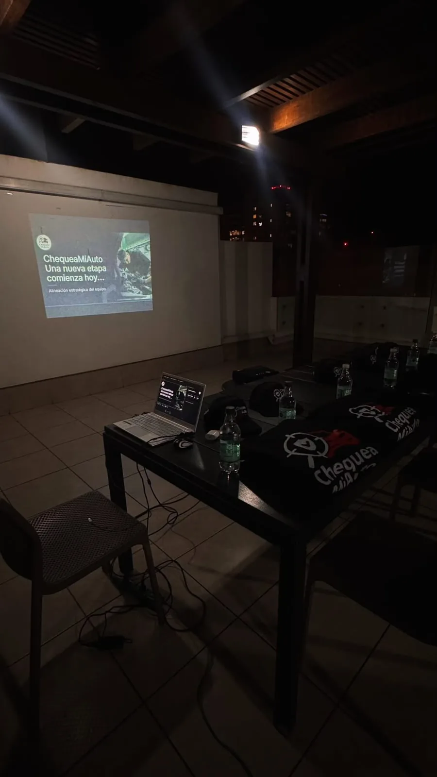 Equipo de ChequeaMiAuto en una reunión de alineación estratégica